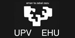 Logo compuesto por el símbolo de la UPV/EHU con las siglas debajo, en blanco sobre negro