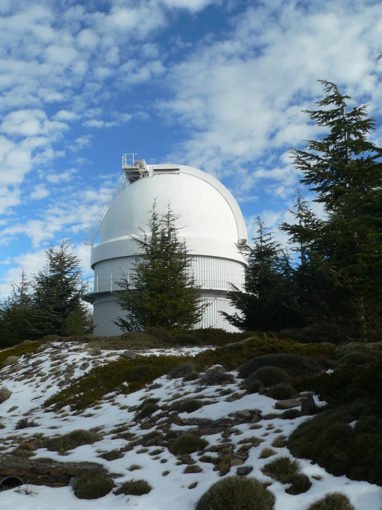 Vista del Telescopio del Observatorio Astronómico Nacional de 1,5m. Aunque la campaña no se ha desarrollado en este telescopio de CAHA, lo cierto es que la imagen resumen muy bien la estancia: la cúpula, las nubes y la nieve.
